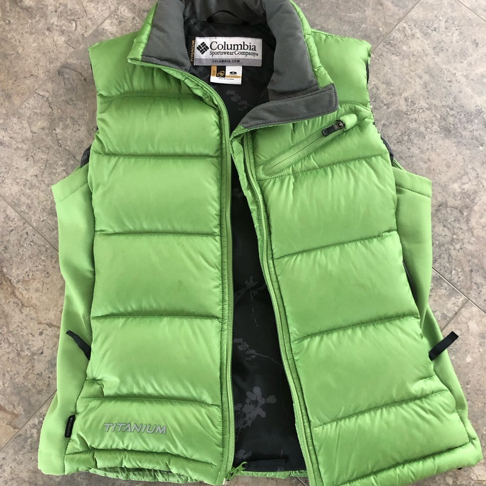 Columbia women’s titanium vest small. Beautiful green.